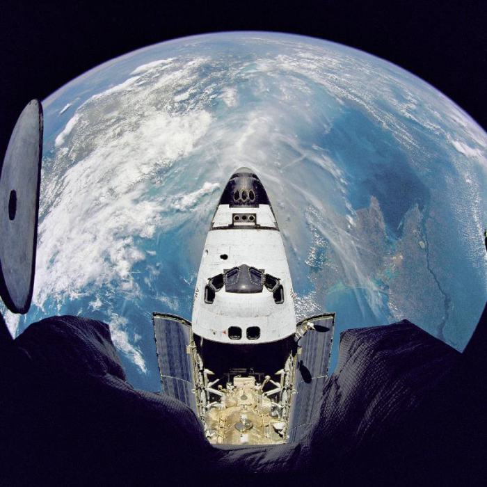 Space shuttle Atlantis from orbital station Mir van 