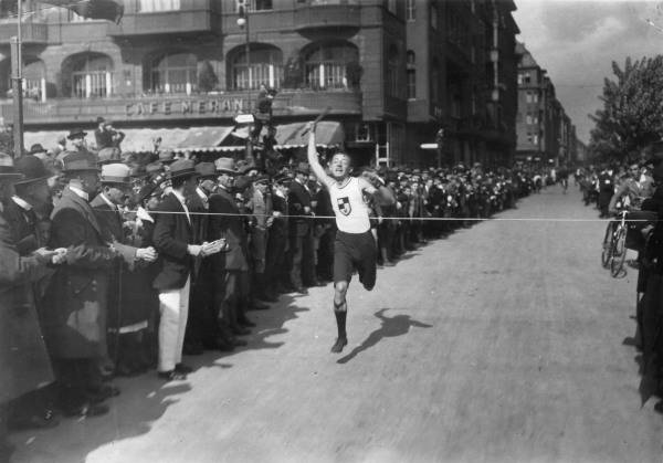 Sport/ Staffellauf/ Bln-Schoeneberg 1920 van 