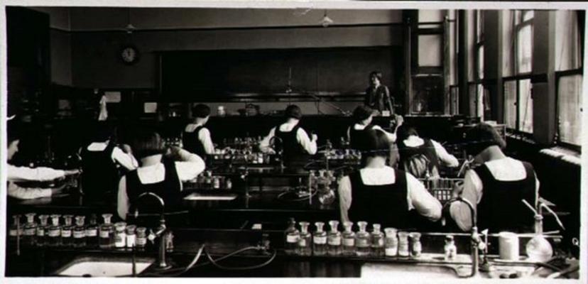 Science Lesson at the London Grammar School for Girls, 1936 (sepia photo) van 