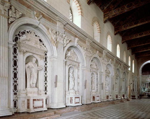 Statues of six apostles decorating the side wall of the nave (photo) van 