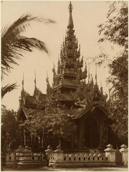 Temple in Mandalay, Burma, late 19th century (albumen print) (b/w photo)  van 