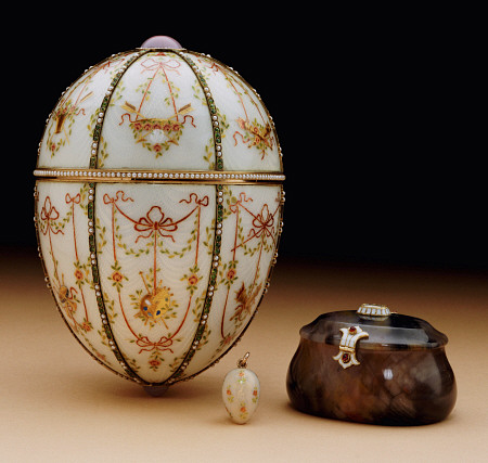 The Kelch Bonbonniere Egg Pictured With Its Surprises, Faberge, 1899-1903 van 