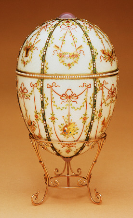 The Kelch Bonbonniere Egg Shown In A Gold Egg-Stand Of Scroll Design, By Faberge 1899-1903 van 
