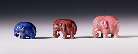 Three Miniature Elephant Figures Carved From Lapis Lazuli, Jasper And Rhodonite van 