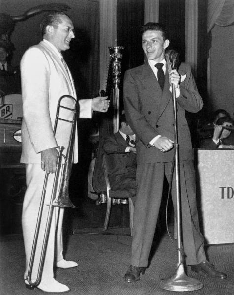 Tommy Dorsey and Frank Sinatra on stage in New York van 