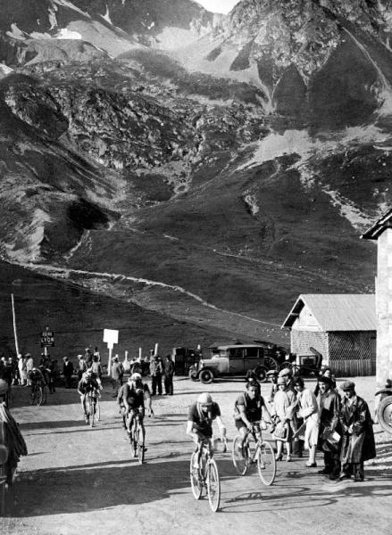 Tour de France 1929, 15th leg Grenoble/Evian on July 20 : here Antonin Magne ahead at the Lautaret p van 