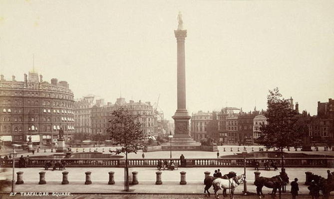 Trafalgar Square, London (sepia photo) van 