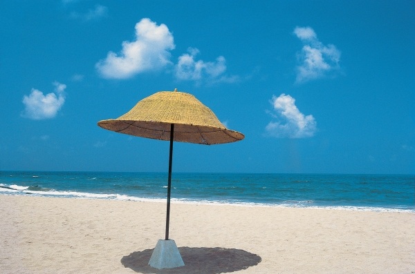 Umbrella at beach (photo)  van 