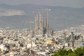 View of Barcelona with the Cathedral of Sagrada Familia (photo) 