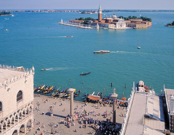 View over Bacino di San Marco to Isola San Giorgio Maggiore (photo)  van 