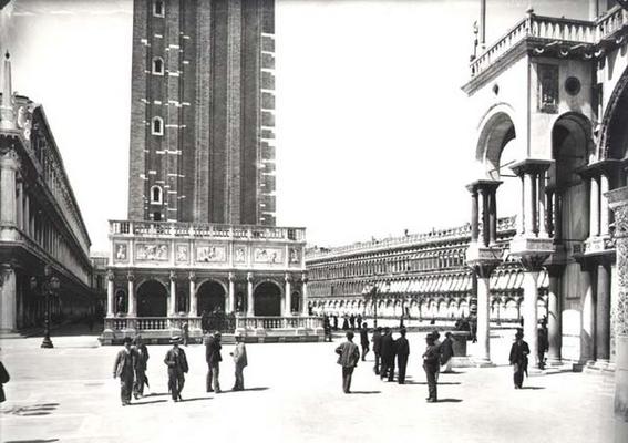 View of Piazza San Marco and the Loggetta from the Porta della Carta (b/w photo) van 