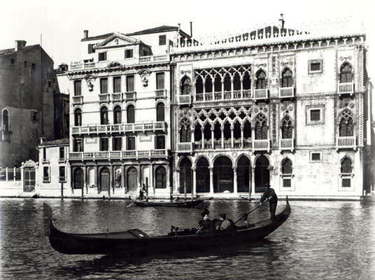 View of the Ca'Oro and Palazzo Giusti (b/w photo) van 