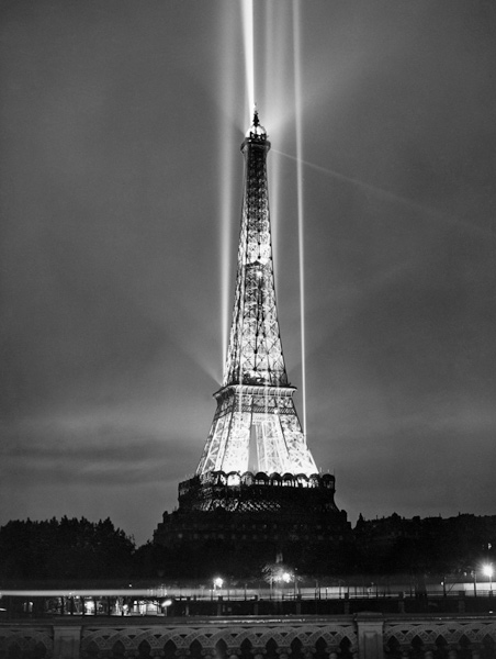World fair in Paris: illumination of the Eiffel Tower by night van 