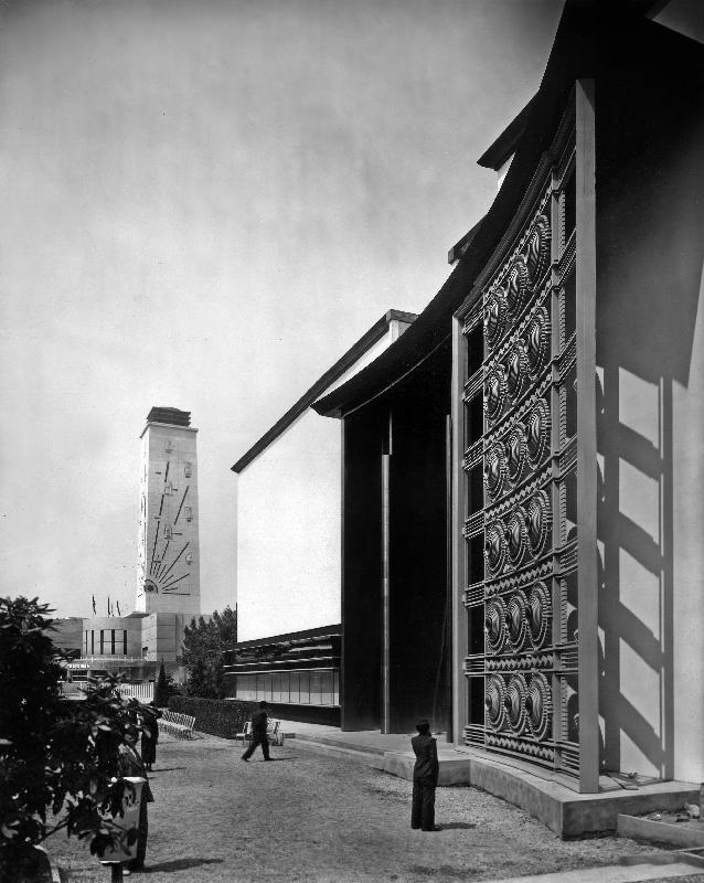 World Fair, Paris: the pavilion of metal : wrought iron door by Raymond Subes van 