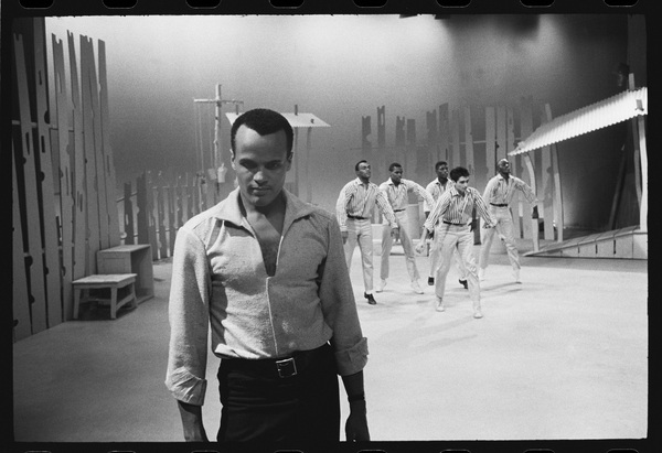 Harry Belafonte on set of TV special van Orlando Suero