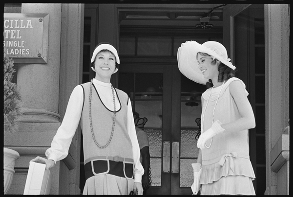 Julie Andrews and Mary Tyler Moore on the set of Thoroughly Modern Millie van Orlando Suero