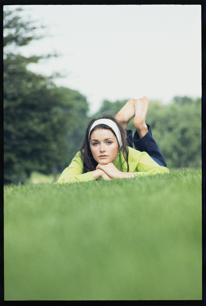 Margot Kidder on the grass van Orlando Suero