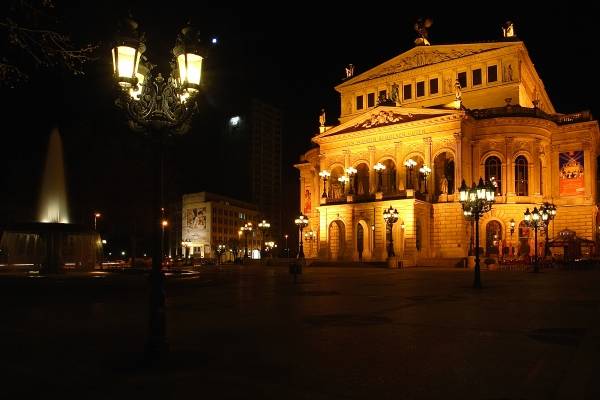 Alte Oper und Opernplatz bei Nacht van 