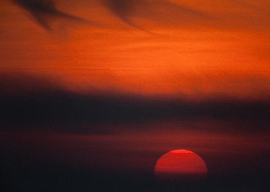 Sonnenuntergang hinter Wolken van Patrick Pleul