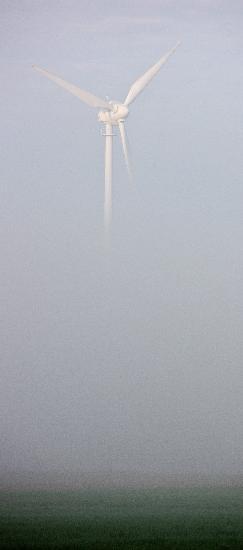 Windrad im Nebel