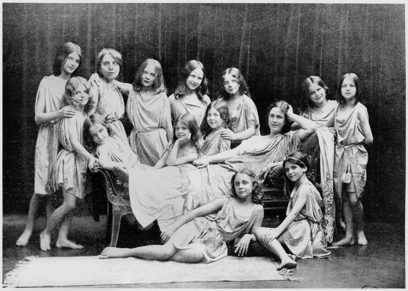 Isadora Duncan (1877-1927) and her pupils from the Grunewald School, 1908 (b/w photo)  van Paul Berger