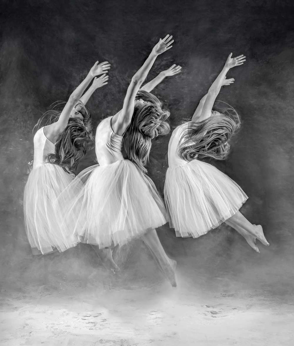 The Three Dancers van Pauline Pentony BA