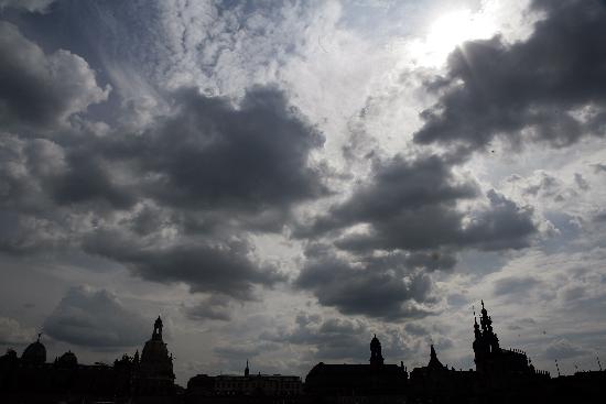 Dunkle Wolken über Dresdner Altstadt van Peer Grimm