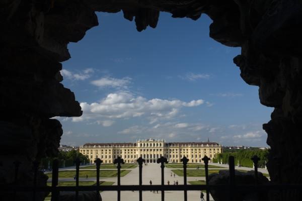 Wien, Schloss Schönbrunn von Neptunbrunn van Peter Wienerroither