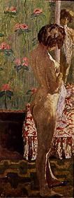Akt einer Frau vor geblümter Tapete van Pierre Bonnard