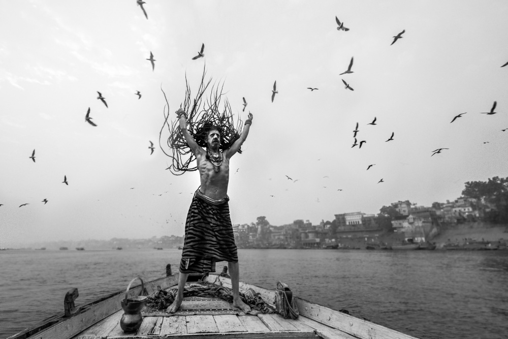 Naga Sadhu posing on boat at varanasi van Prithul Das