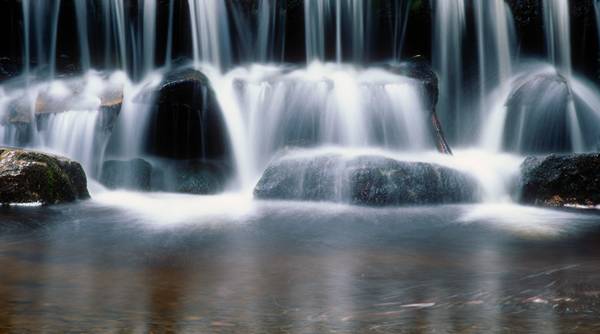 Detail eines Wasserfalles van Robert Kalb