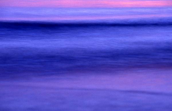 Farbenspiel einer unscharfen Welle im Meer van Robert Kalb