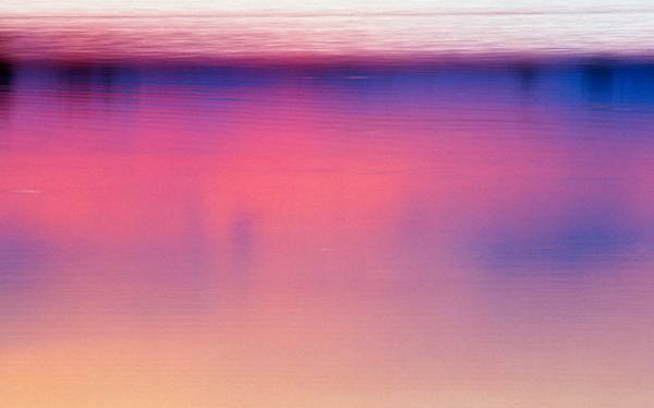 Farbenspiel im Wasser durch einen Sonnenuntergang am Rauchwarter See van Robert Kalb