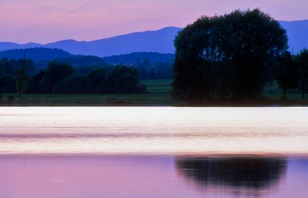 Farbenspiel im Wasser (von blau bis rosarot) durch einen Sonnenuntergang van Robert Kalb