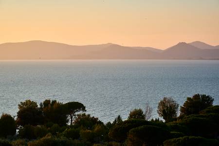Uitzicht op het Lago di Trasimeno in het ochtendlicht