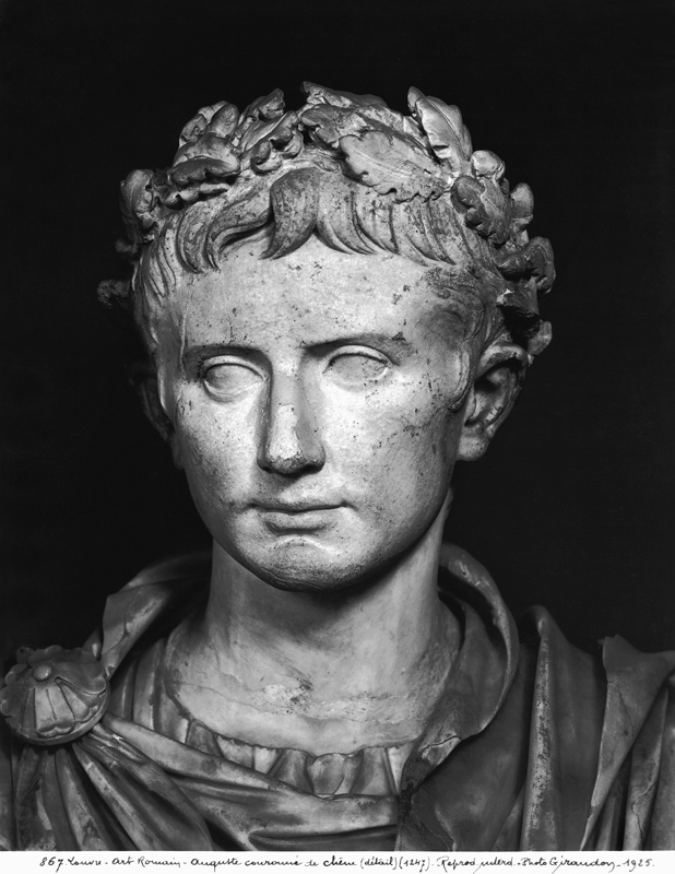 Head of Emperor Augustus (63 BC-14 AD) crowned with an oak wreath  (detail) van Roman