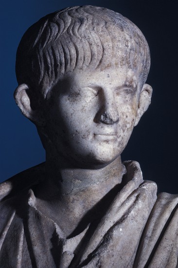Togate statue of the young Nero, front view of the head van Roman