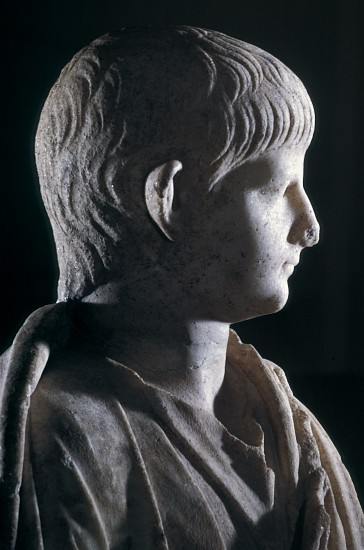 Togate statue of the young Nero, side view of the head van Roman