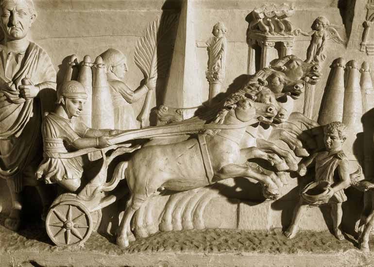 Relief depicting a chariot race van Roman