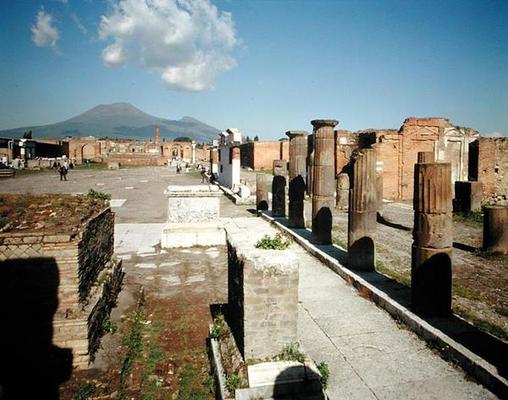 View of the Forum with Vesuvius in the background (photo) van Roman 1st century BC