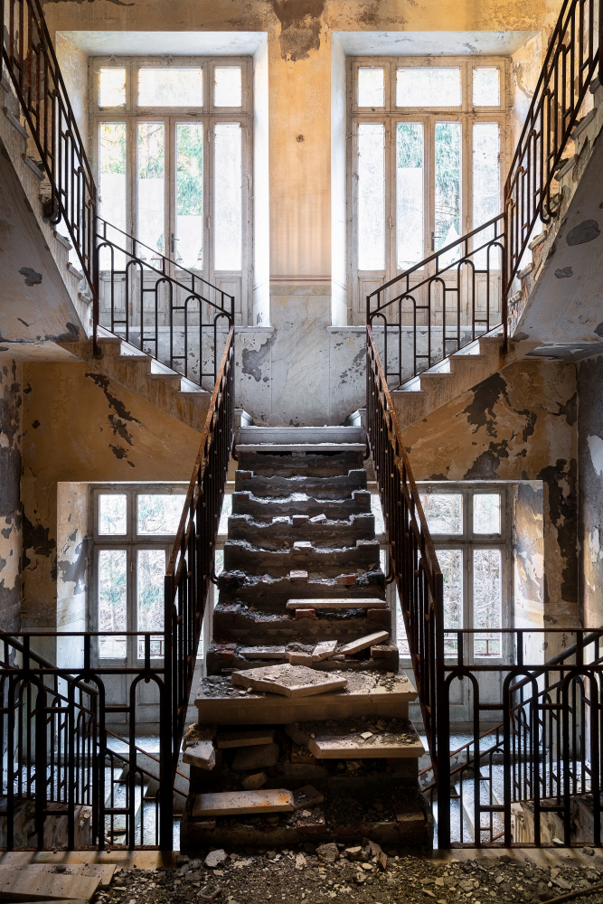 Broken Staircase van Roman Robroek