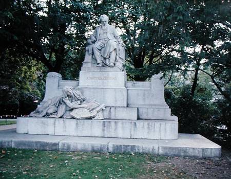 Monument to Johannes Brahms (1833-97) van Rudolf von Weyr