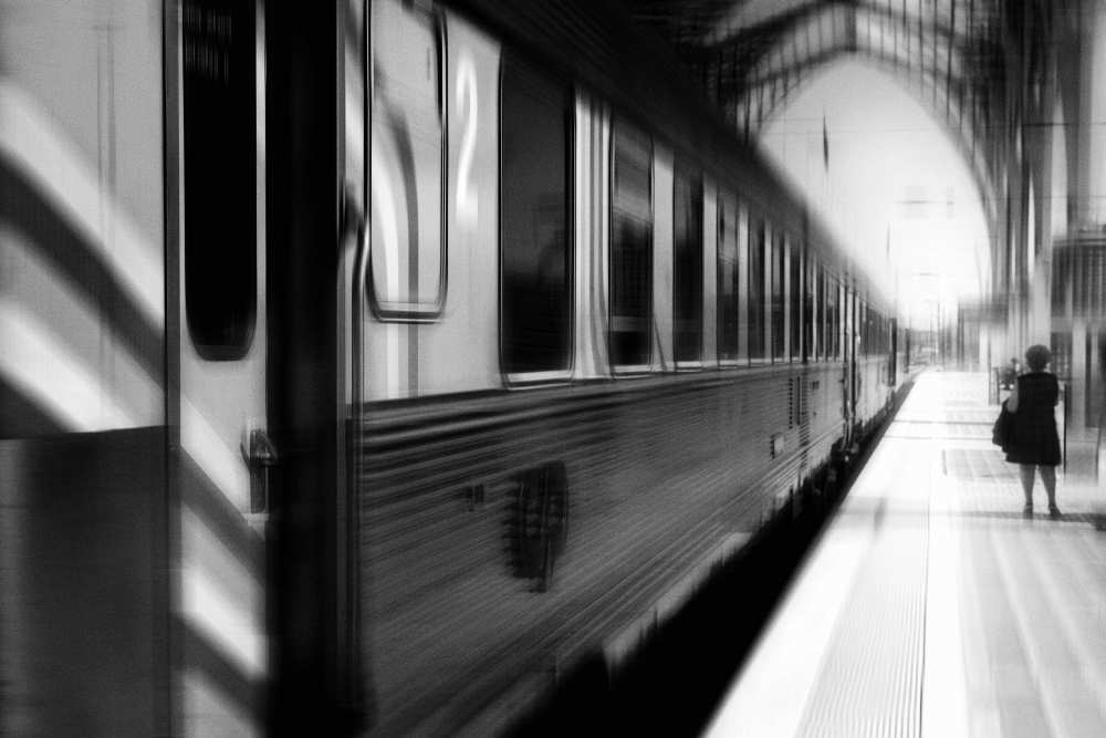 last train leaving paris van Rui Correia
