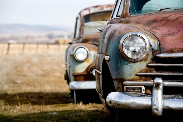 vintage cars abandoned in rural Wyoming van Sascha Burkard