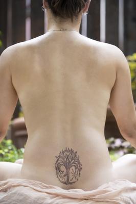 Back of a nude woman meditating van Scott Griessel