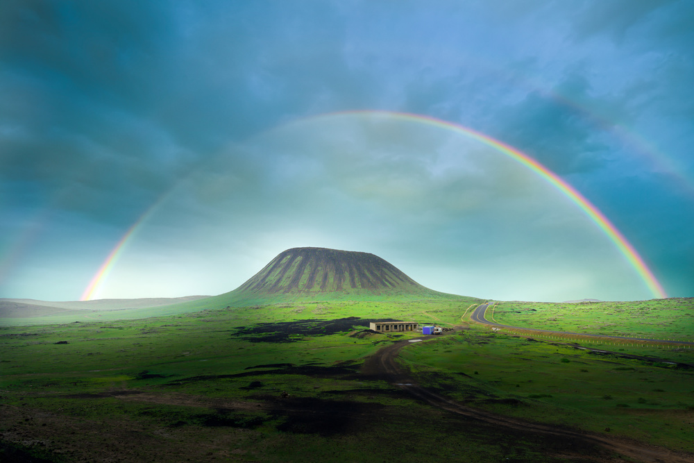 Volcano and rainbow van Simoon
