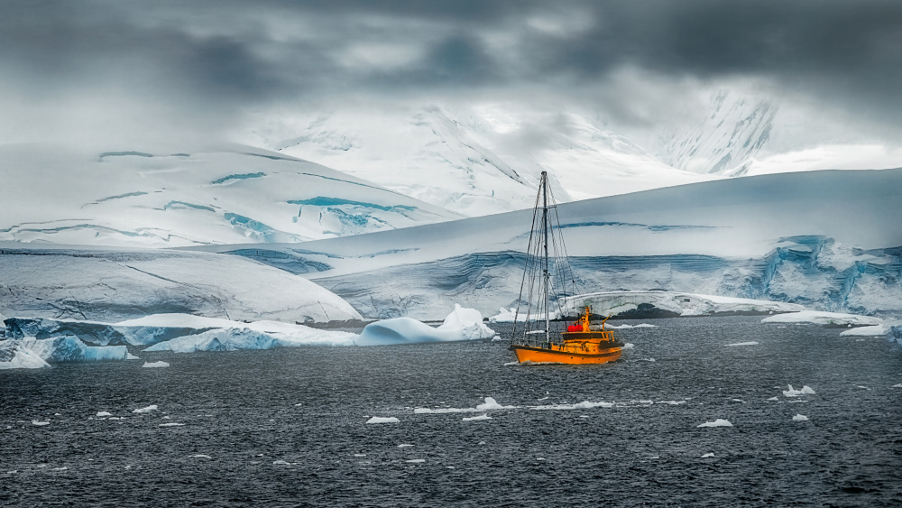 A sail boat in Antarctica van Siyu and Wei Photography