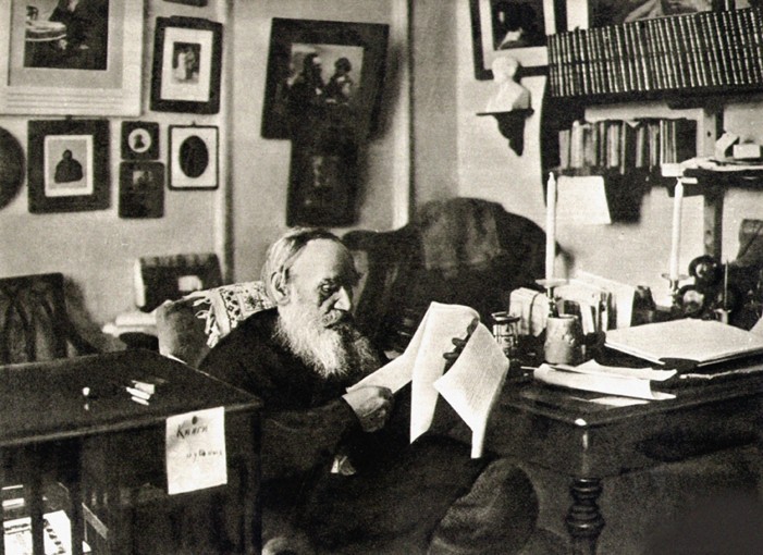 Leo Tolstoy in his studio. Yasnaya Polyana van Sophia Andreevna Tolstaya