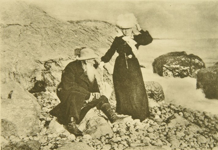 Leo Tolstoy and Sophia Andreevna at the Black Sea on the Crimea van Sophia Andreevna Tolstaya