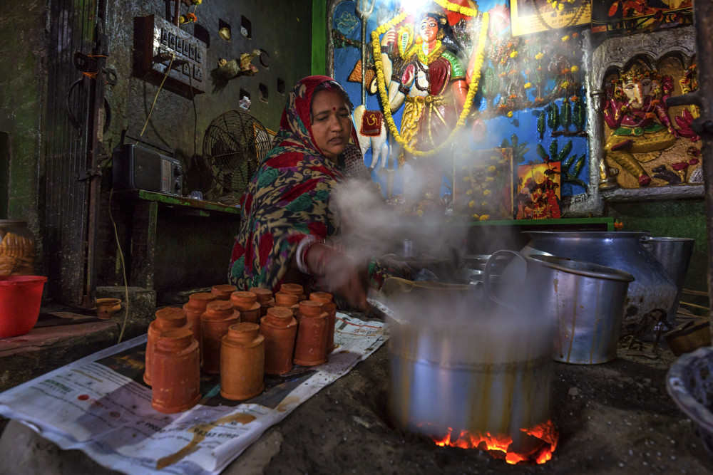 Lady Tea Maker van Souvik Banerjee